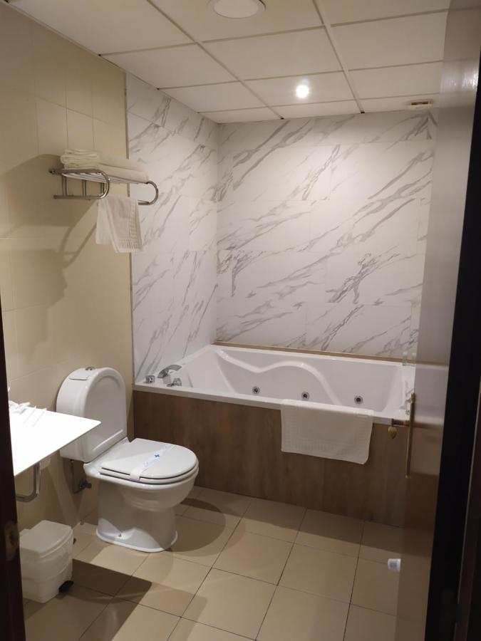 Motel Los Abedules Oviedo Eksteriør billede